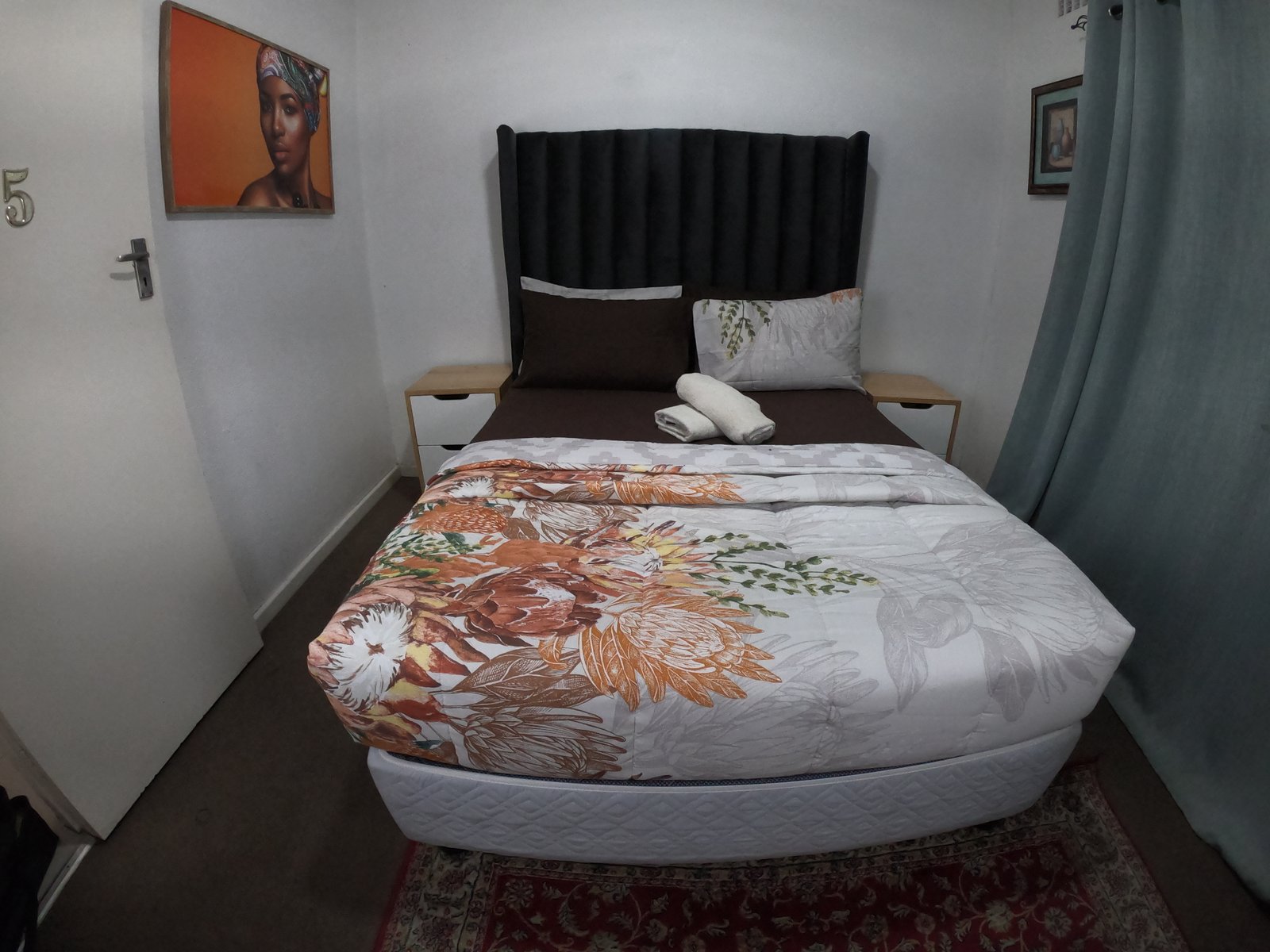 Cosy single room at Galaxy Sleep N Go guest house in Goodwood, featuring a comfortable bed